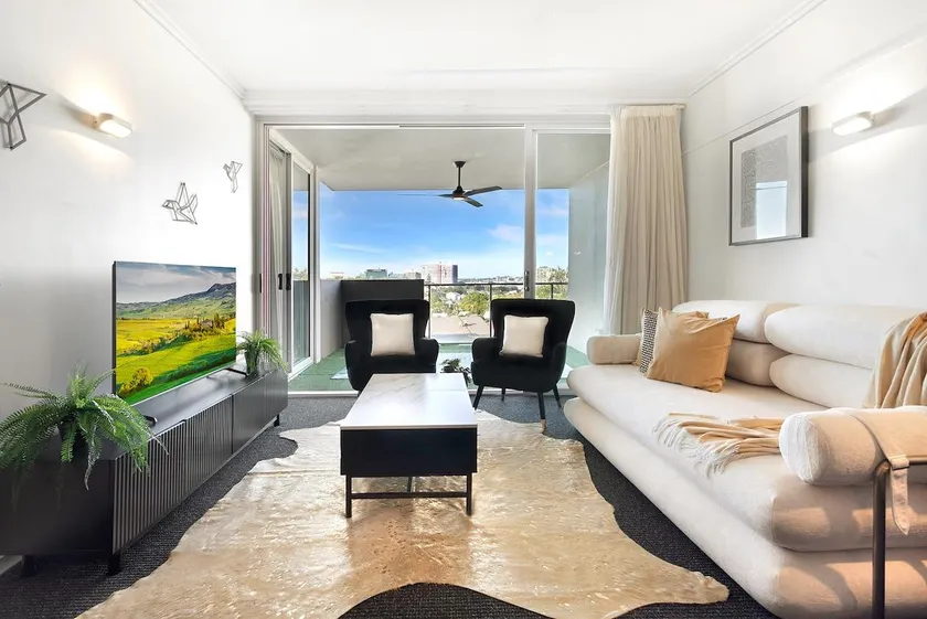 Balcony Views, Parking, Pool & Gym and Walk to Brisbane CBD - Image 1