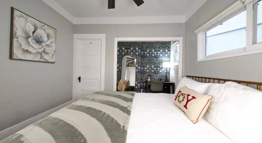 CozyVibeStay King Bed Parking Walk to Beach - Image 1