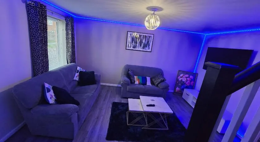 Entire 3 bedroom luxurious house, Wigan , Manchester - Image 1