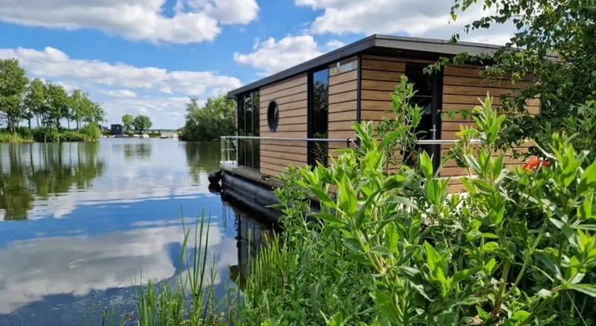 Houseboat with lake view Tango - Image 1