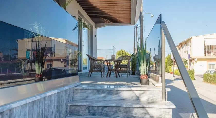 Melina Luxury Suites, Seaside Nests in Kourouta - Image 1