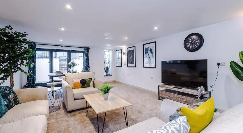 Spa Lodge - Stunning 3Bed Oasis, Driveway Parking, Garden - Image 1