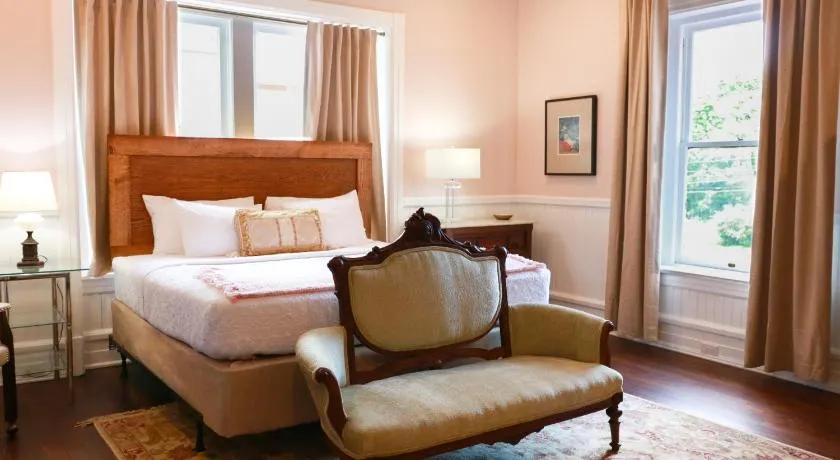 Summit Street Inns - Image 1