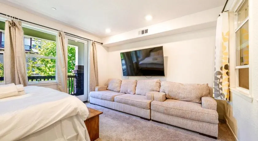 47242 Spacious 3BR Home 2 Kings AC Free Parking - Image 1
