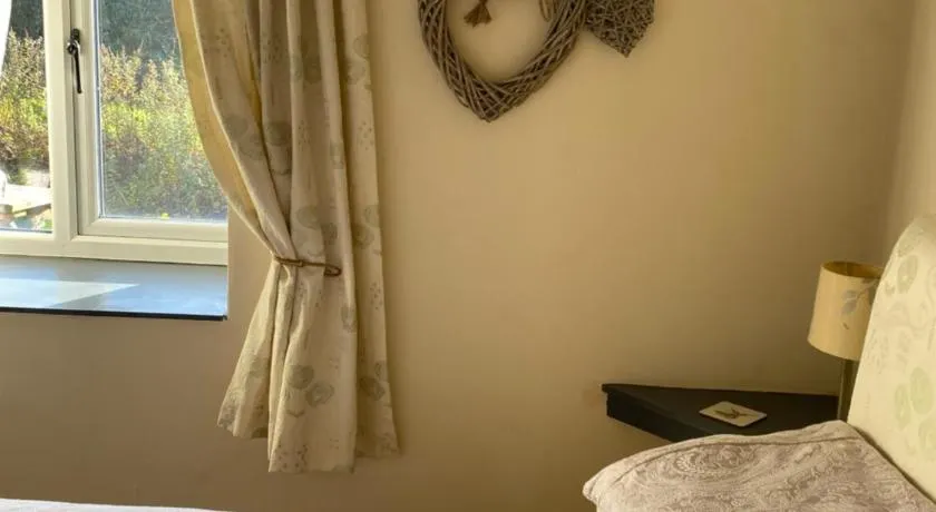 Forge Cottage, Cosy Couples Retreat in the Devon Countryside, Indoor Pool, Tennis Court and Tarka Trail Access - Image 1