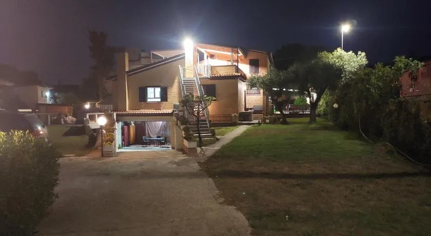 VILLA GIULIANA stanze con bagno interno in Villa a 350 mt spiaggia libera Lido delle Sirene - Image 1