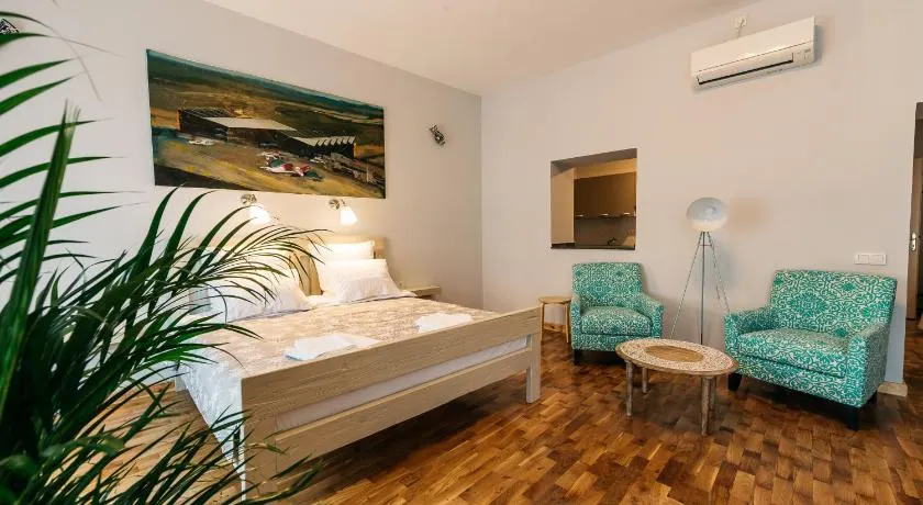 YellowBoot Aparthotel - Image 1