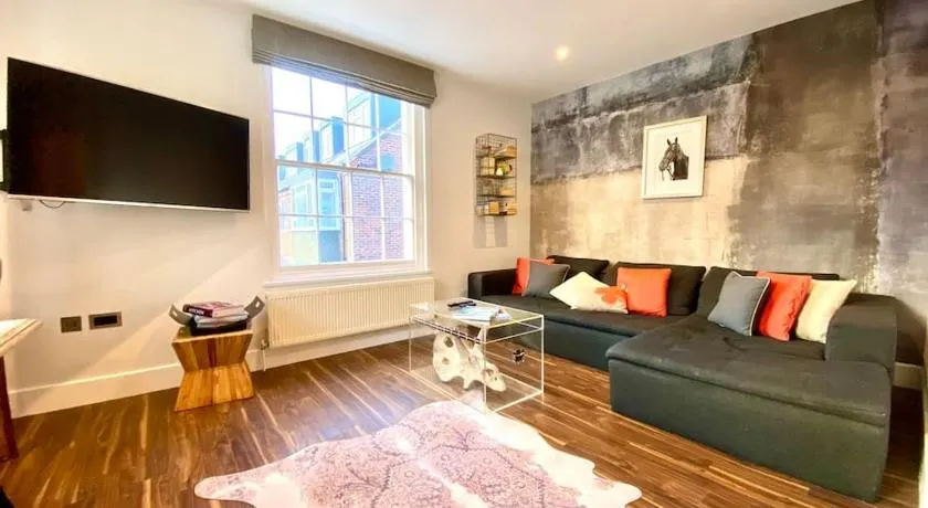 Stunning Little House on Poole Quay - Free Secure Parking & WiFi - in the heart of the Old Town - Great Location - Free Parking - Fast WiFi - Smart TV - Newly decorated - sleeps 2! Close to Poole & Bournemouth & Sandbanks - Image 1
