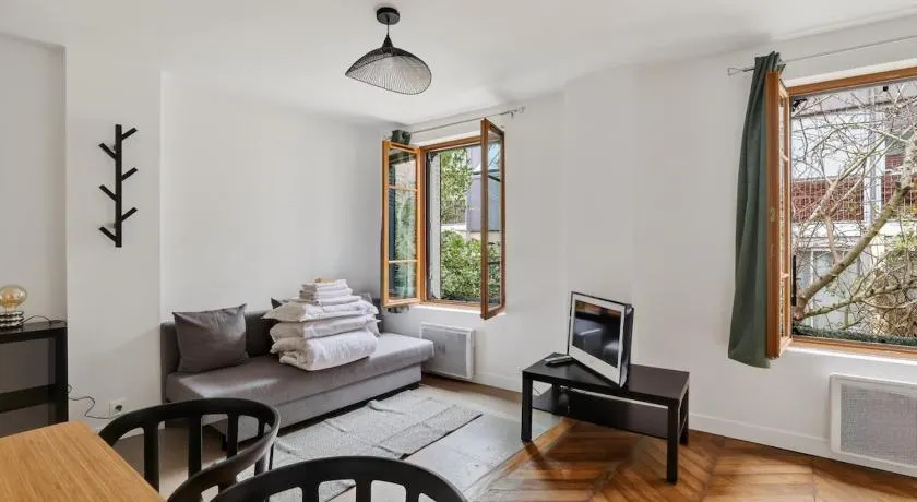 Premium 1BR flat with direct access to the RER B - Image 1