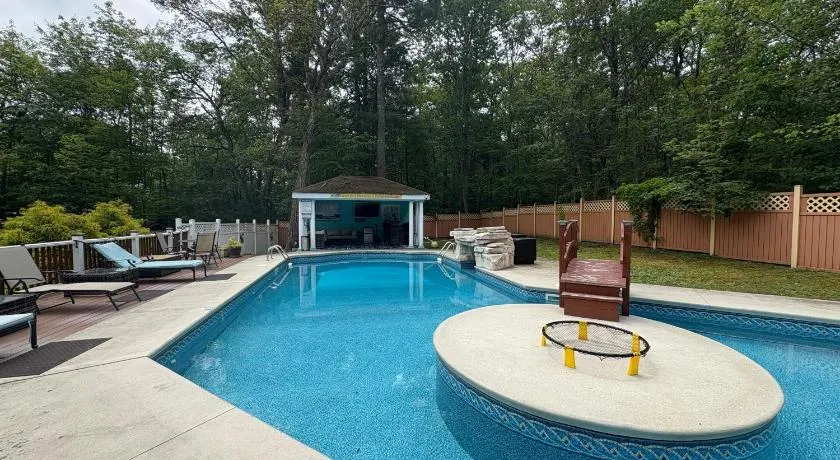Cheerful 5-bedroom resort with heated pool - Image 1