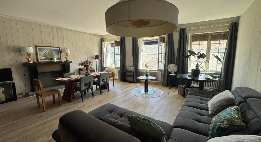Tour de la chaine, vieux port, Grand Appartement - Image 1