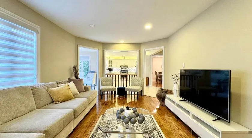 Designer 4BR Retreat, Luxe Living & Family-Friendly Fun - Image 1