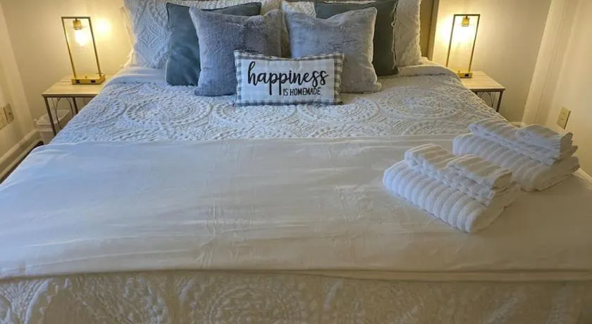NEW King Beds 86 inch RokuTV and Massage at the Comfort Haven - Image 1