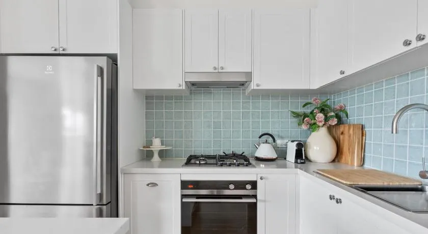 Beautiful 2 Bed Apt Walk 5mins Beach 3mins Village - Image 1