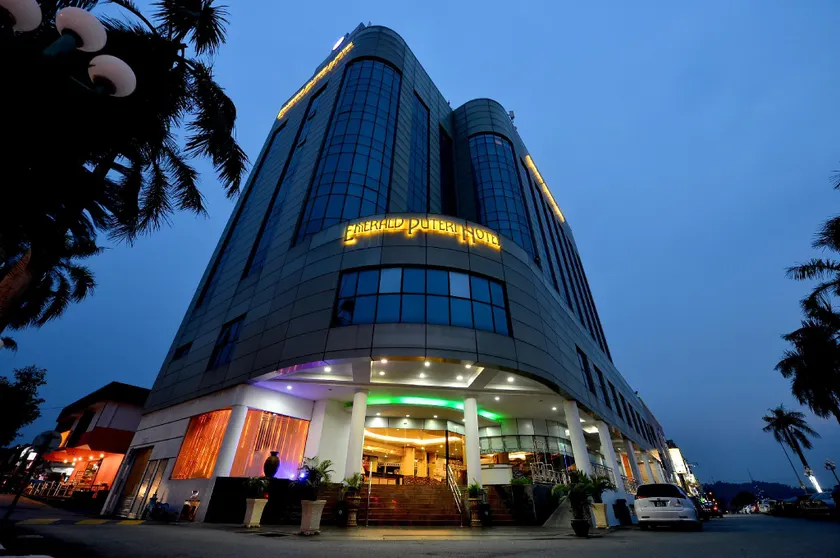 Emerald Puteri Hotel - Image 1