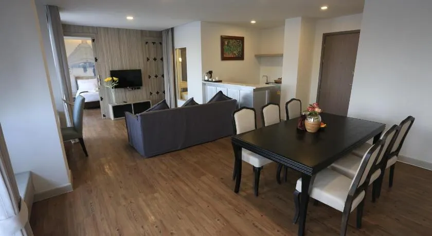 Bright Hotel - Image 1