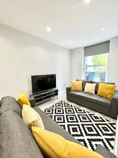 Safe Area | Central Location | Modern | Sleeps 8 - Image 1