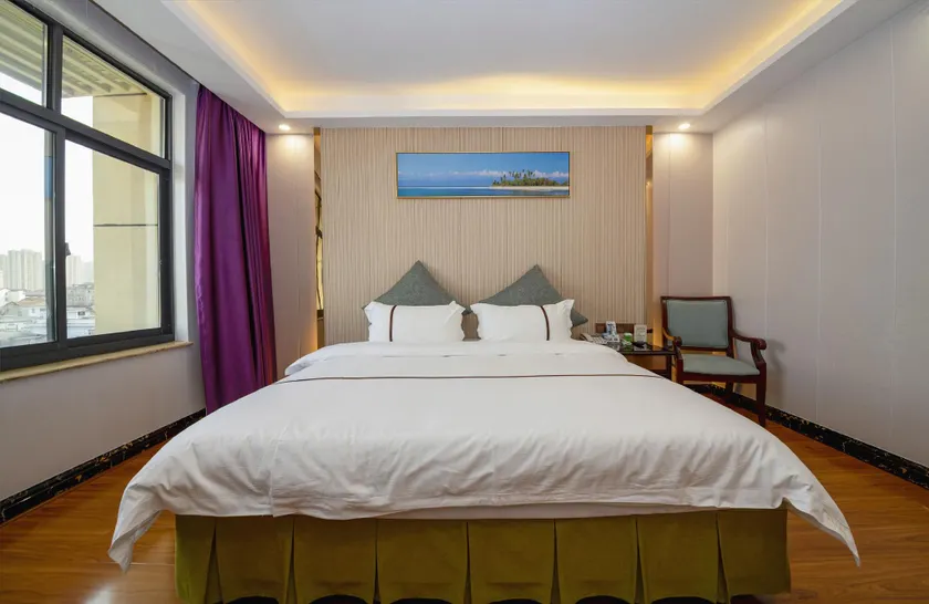 Yilong Hotel - Image 1