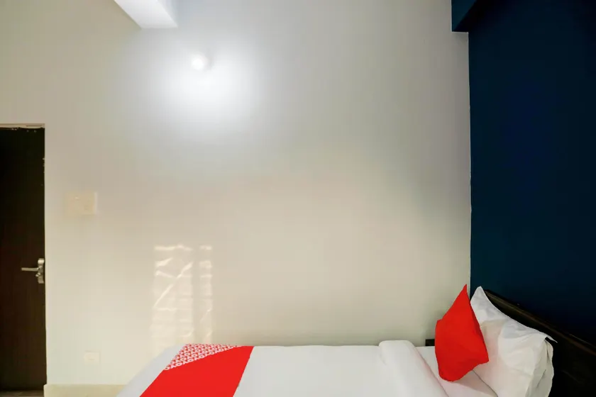 OYO Flagship 76560 Hotel Vanss - Image 1