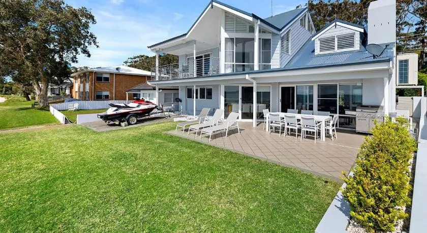 Waterfront Wonderland 41 Foreshore Dr stunning house with a lift linen Wi Fi and ducted air conditioning - Image 1