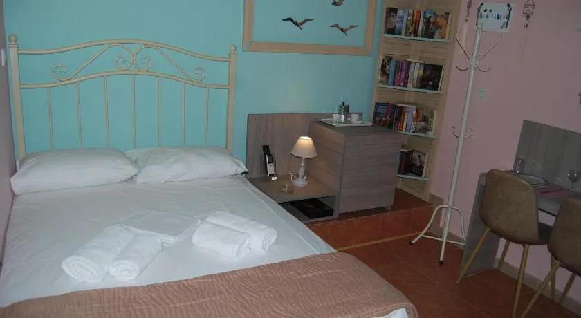 LUXURY TRADITIONAL ROOM The Small Bookstore - Image 1