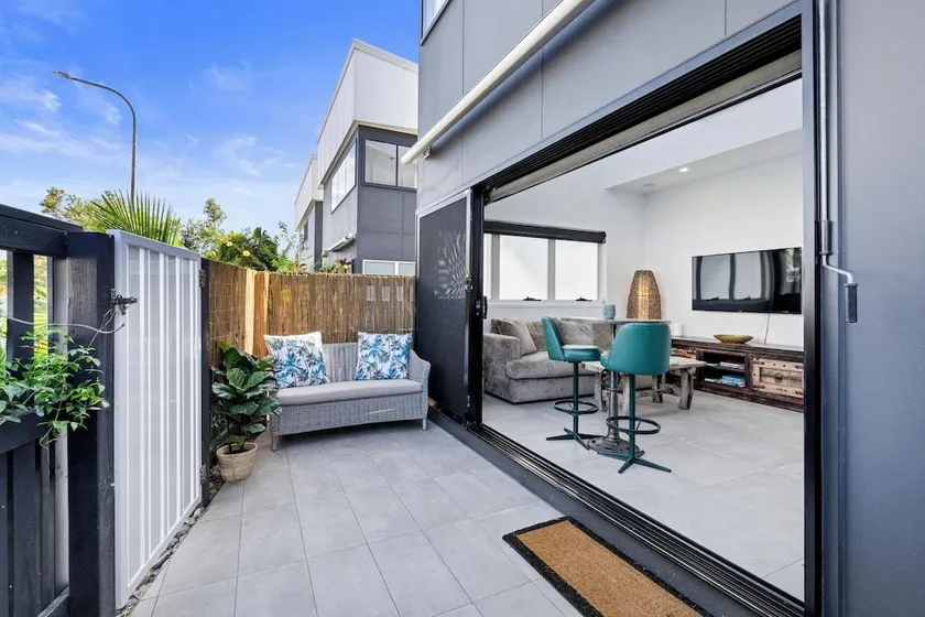 1 Bedroom Modern Townhouse in Casuarina - Image 1