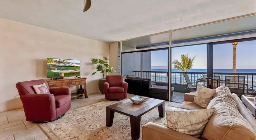 Hale Mahina A301- Direct Beachfront Updated Corner Unit Stunner! - Image 1