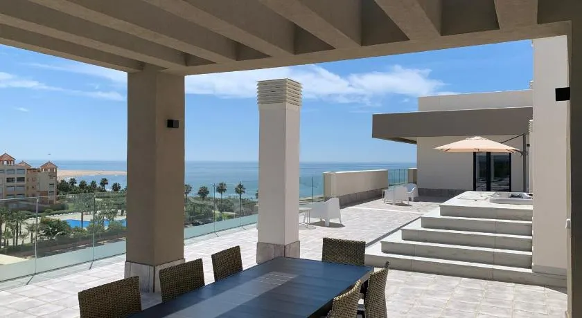 Penthouse with wide terrace next to the ocean - Image 1