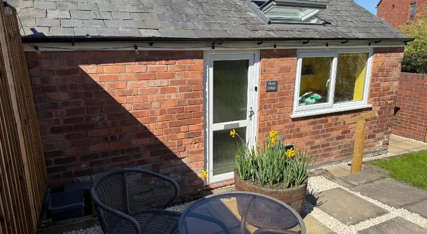 Cherry Cottage Retro Stay, Stourport-on-Severn - Image 1