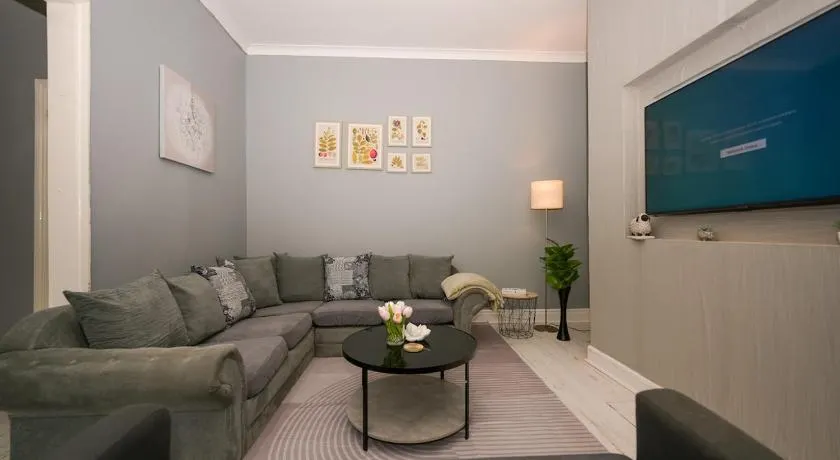 Oakmont Living 2BR flat - Image 1