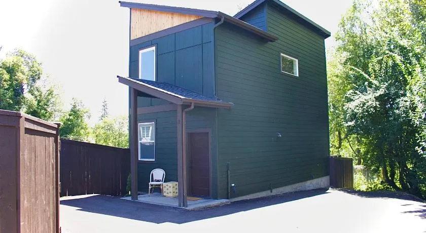 Modern New Build Home 5 min from downtown - Image 1
