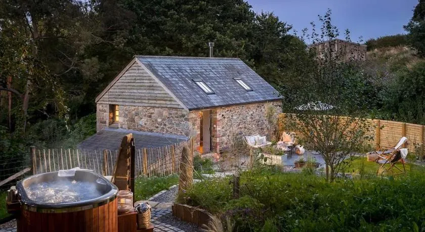 Secluded & Luxurious Romantic Haven with Hot Tub - Image 1