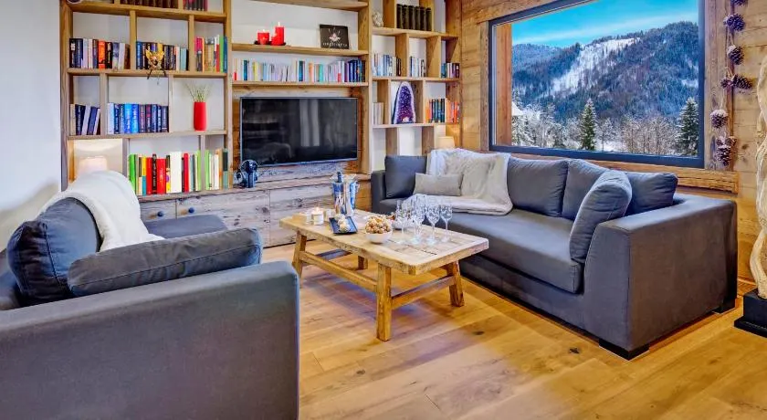 Chalet Charmar - skis aux pieds en famille pour 12 La Clusaz - OVO Network - Image 1