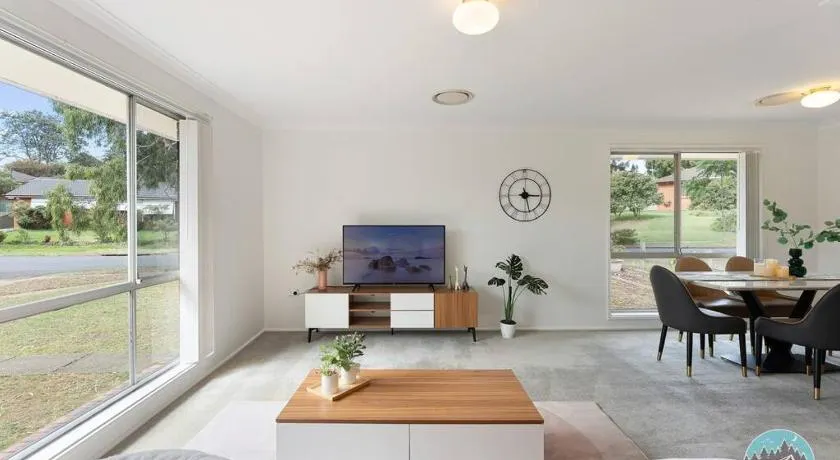 Aircabin Marayong Convenient 3 Beds House - Image 1