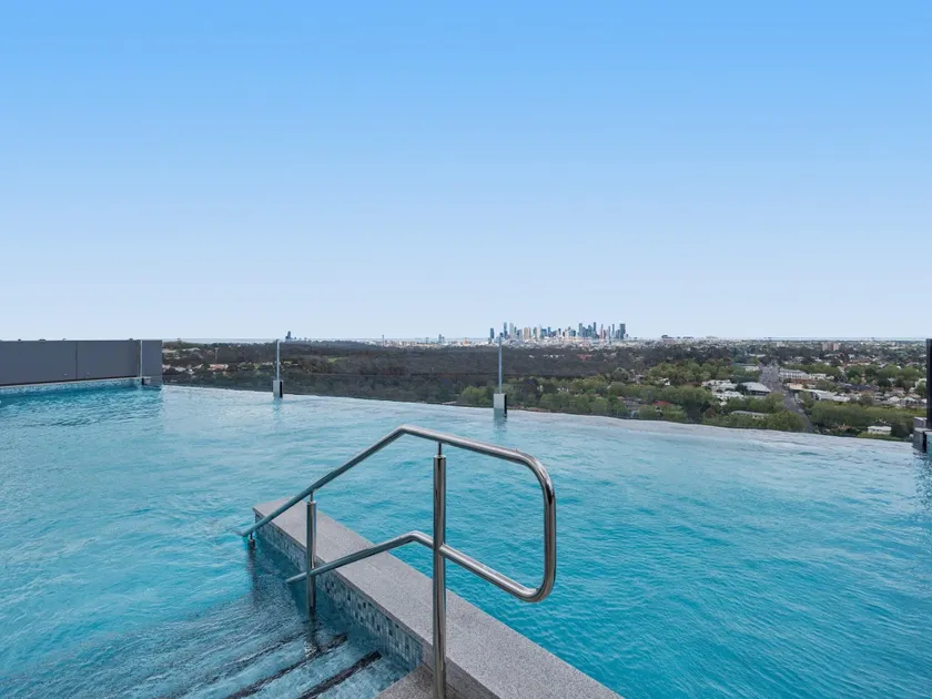 Generous 2-Bed Apartment with Great Amenities - Image 1