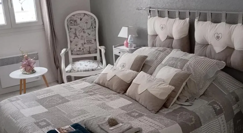 la maison rose 2 chambres avec lit pour 2 personnes et 2 salles de bains a 15 kilomètres du circuit de Magny-Cours et 1,2 kilomètre du sanctuaire de ste Bernadette - Image 1