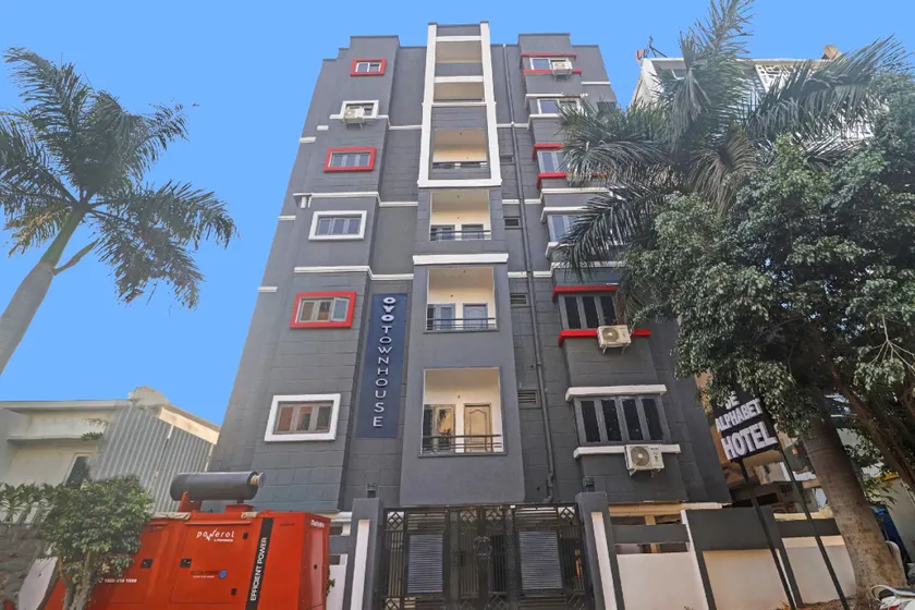 Townhouse De Alphabet Hotel - Image 1