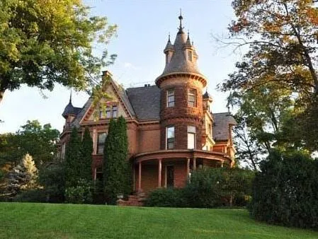 Henderson Castle Inn - Image 1