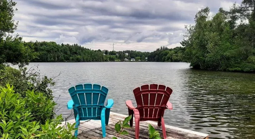 Chalet nature et famille avec Accès privé au lac à 2 minutes du Village Valcartier - Image 1