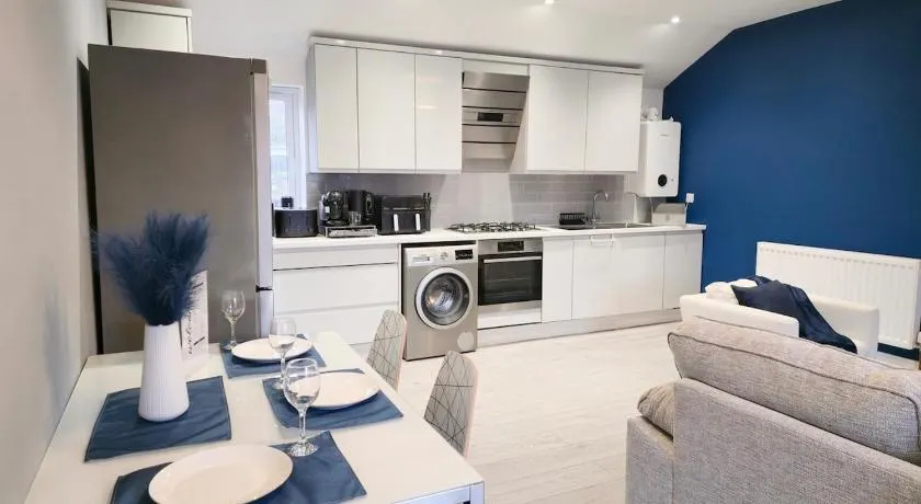 Flat 10 - Stylish 1-Bed Flat - Near Town Centre - Image 1