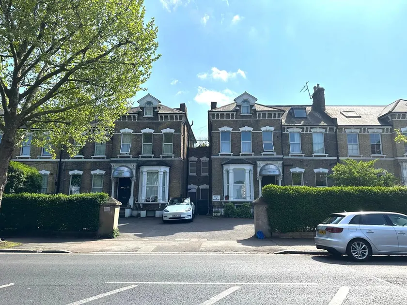 Amhurst Hotel - Image 1