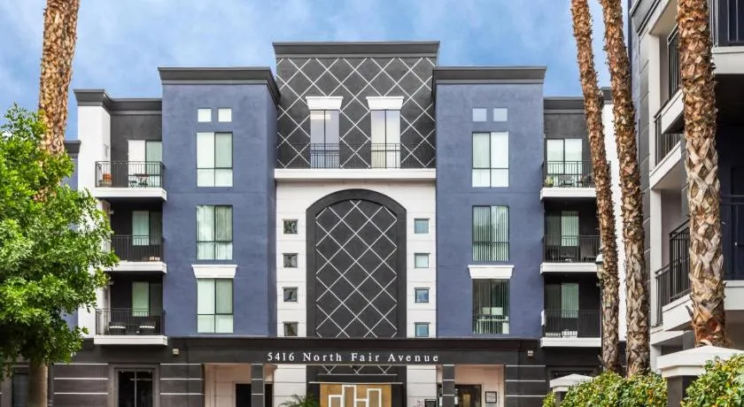 Noho Haven 2 bed Apt with FREE Parking - Image 1