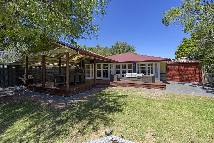 Cozy Busselton Beachside Retreat - Image 1
