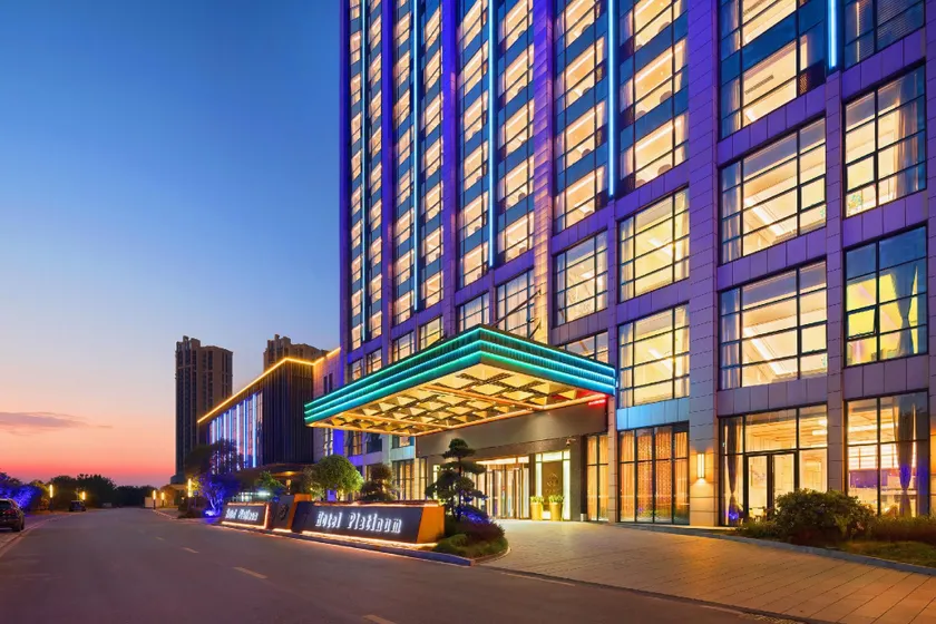 Elong Hotel - Image 1