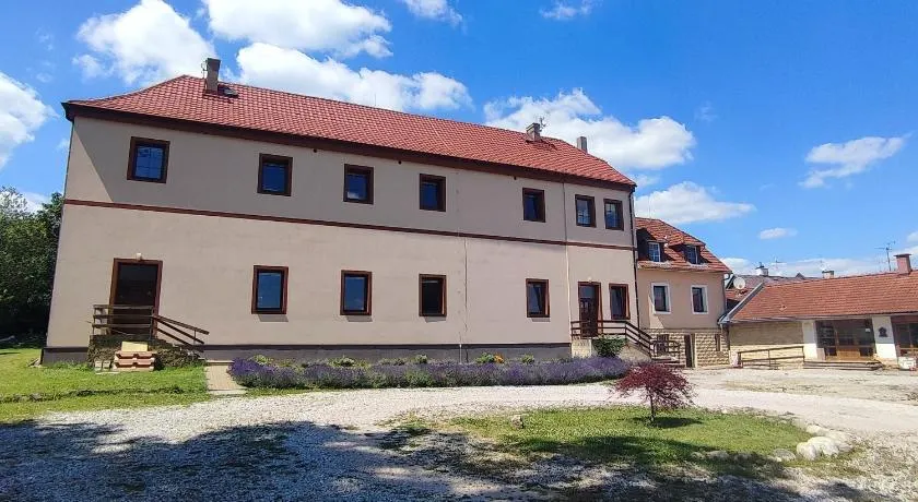 Zámeček Čeřov - Image 1
