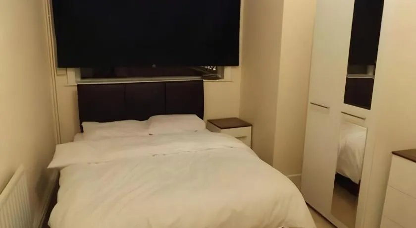 5 Minutes to Town Centre and Local Amenities At Stoke On Trent - Image 1