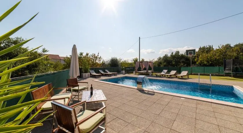 Mira Holiday Home - Image 1
