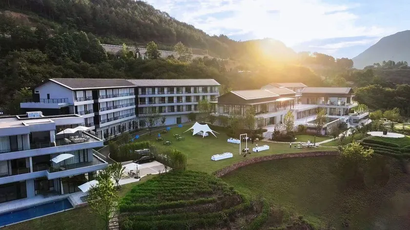 FANZHI LAKESIDE HOTEL - Image 1