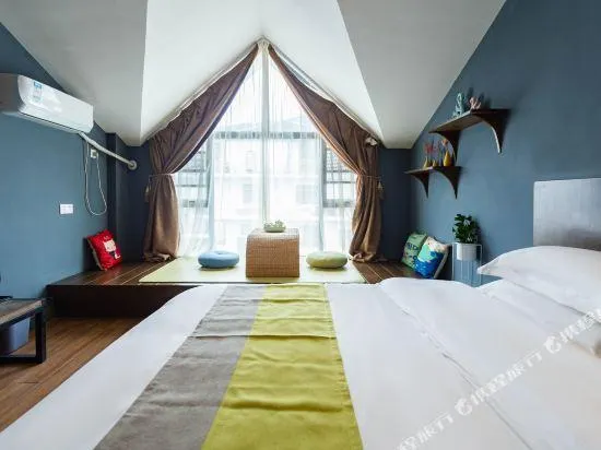 Comma Travel Hotel Inn Avator Mountin-National ParkEast Gate & FREE pick-up and drop-off & FREE Breakfast and Dinne & Free Chinese Tea & Book tickets in advance & Meeting Friends & COFFEE & BEER & Laundry & Party - Image 1