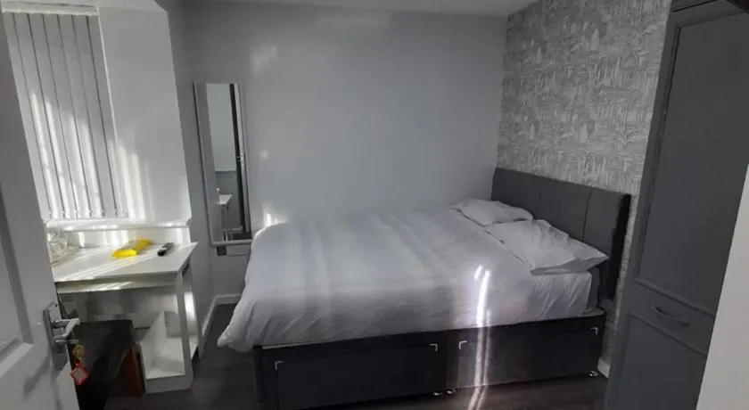 Glorious BnB Longbridge - Image 1